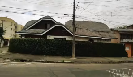 SOBRADO DE ESQUINA, CONTENDO 6 SUÍTES COM A ÁREA CONSTRUIDA DE 499,00 METROS - JARDIM DAS INDUSTRIAS.