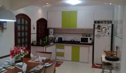 Casa com 220m², 3 dormitórios, 1 suíte, quintal, churrasqueira- Vila Unidos