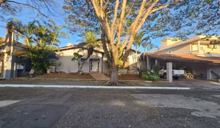 CASA TÉRREA COM 720m² DE TERRENO - 364m² DE CONSTRUÇÃO - CONDOMÍNIO COLINAS - AO LADO DO SHOPPING COLINAS
