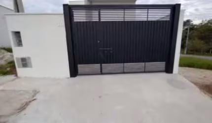 Casa nova com 3 dormitórios, 1 suíte com closet, 82m² de área construída.