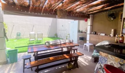 CASA EM CONDOMÍNIO FECHADO COM 5 DORMITÓRIOS SENDO 2 SUITES E UMA COM HIDROMASSAGEM.
