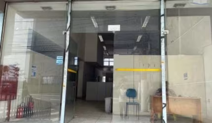 Prédio comercial ao lado do supermercado Trimais com entradas por duas ruas