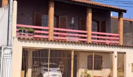 Sobrado com três dormitórios, sendo uma suite, salão de jogos, edícula, bairro Nova Ipanema