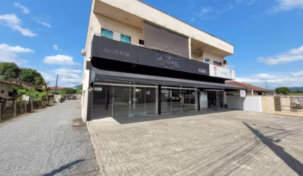 Prédio Comercial com 3 salas/Casa / 2 Apartamentos