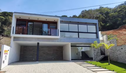 Linda casa em condomínio residencial, com 4 suítes!