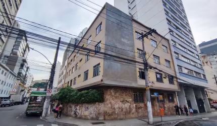 Apartamento amplo e térreo, sem nenhuma escada, com 3 vagas de garagem!