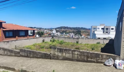 Ótimo terreno, ideal para prédios residenciais.