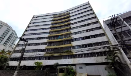 Apartamento com 04 quartos, elevador e garagem no Centro.
