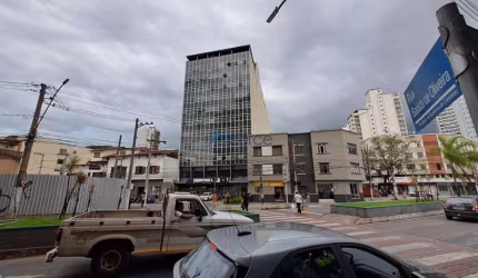 Quarto e sala no centro com elevador e garagem