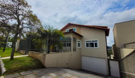 Maravilhosa casa com piscina no Jardim da Serra- Condomínio da Serra.