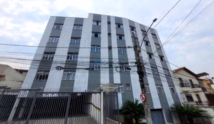 Quarto e sala com fácil acesso à UFJF