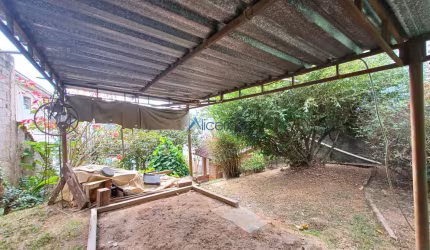 Terreno no bairro Bom Pastor medindo 911,00m² com a construção de uma casa antiga.