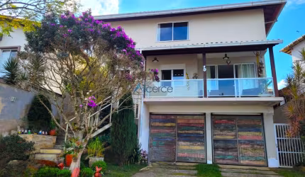 Casa com 05 quartos, suíte e 04 vagas garagem no São Lucas