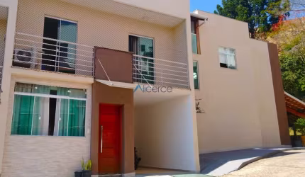 Casa duplex com 03 quartos e garagem no Monte Castelo