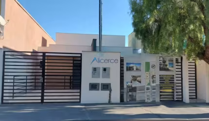 Casa nova com 2 quartos e quintal no Parque Independência
