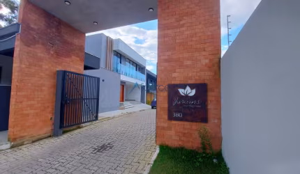 Casa dúplex 3 suítes com piscina em condomínio fechado