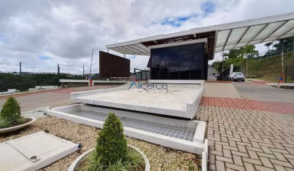 Terreno de esquina com 696m²