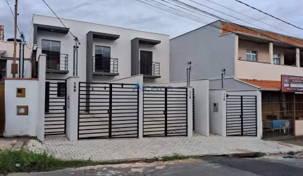 Casa dúplex com quintal  garagem  o Parque Guarani