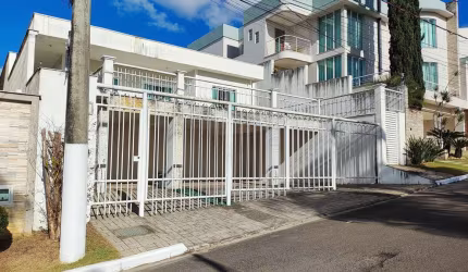 Excelente casa em  um dos melhores e o mais próximo condomínio da cidade!