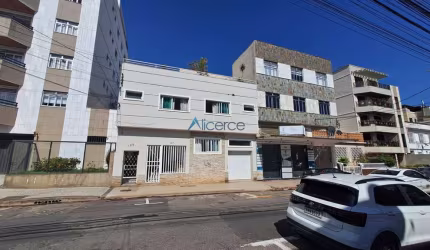 Casa tríplex com 5 quartos, 2 suítes, área gourmet e quintal. Em local plano e na melhor localização do Alto dos Passos com tudo próximo!