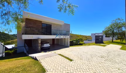 Casa com 04 quartos e piscina no Alphaville- FASE 01