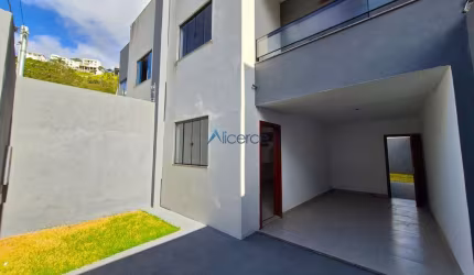 Casa com 03 quartos, 02 vagas de garagem e quintal no Marilândia.