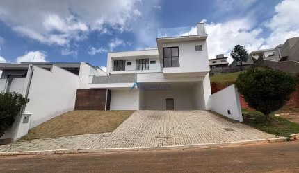 Casa de 4 quartos de alto padrão e com piscina com borda infinita
