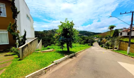 Terreno em declive com 431 m² e linda vista no Granville.