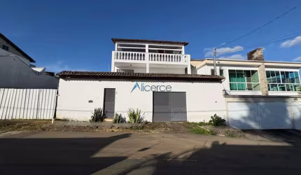 Casa com muito espaçosa no Aeroporto, conta com 4 quartos e 2 suítes