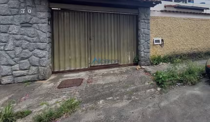 Linda casa no bandeirantes, com 5 quartos e campinho de futebol.