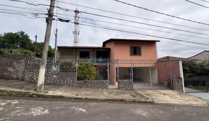 Casa de 4 quartos espaçosa com excelente distribuição e localização privilegiada.