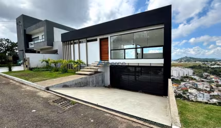 Casa Alto padrão com 4 quartos e piscina no Condomínio Spinaville
