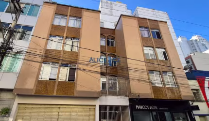 Apartamento com 03 quartos e 01 vaga de garagem no Centro.