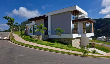 Casa linear no Estrela Alta em dois terrenos com 728m2.
