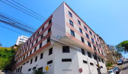 Apartamento com 03 quartos com garagem no Centro
