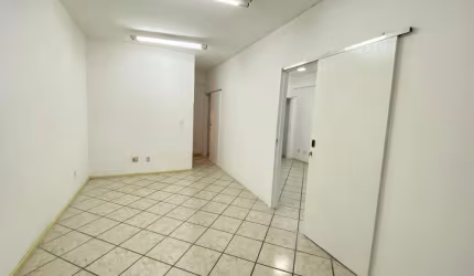 SALA COMERCIAL COM 60M&#178; NO CENTRO EMPRESARIAL CABO FRIO