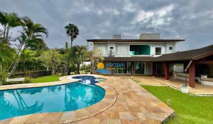 Casa à venda na Praia do Pernambuco, 5 Suítes, 4 Vagas.