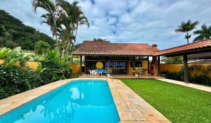 Casa à venda na Praia do Pernambuco, 5 Quartos, 4 Vagas.