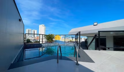 Enseada Cobertura ótima localização, toda reformada com vista mar e piscina.