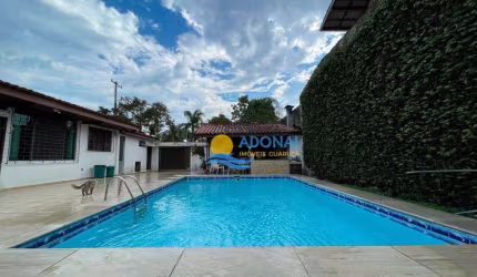 Enseada, casa de esquina ótima localização com piscina.