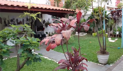 Casa com três dormitórios à venda no Jardim Prudência