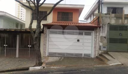 Sobrado com 02 dormitórios 03 Banheiros 02 Vagas na Vila Santa Catarina - Venda.