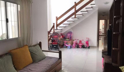 Sobrado maravilhoso com 2 salas separadas, cozinha, lavabo, quarto de empregada com banheiro