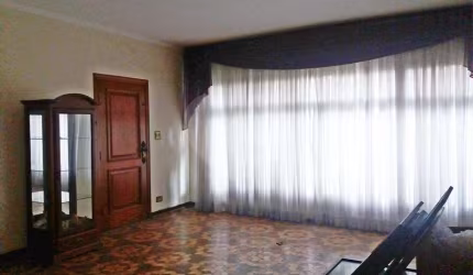 Casa térrea com 3 dormitórios e 3 salas, ótima localização.