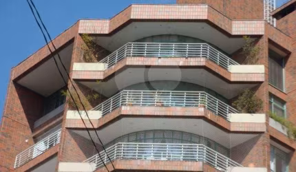 O prédio possui apenas 8 andares, sendo um apartamento por andar