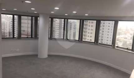 2 banheiros - copa - garagem. Sala toda reformada, banheiros com porcelanato,