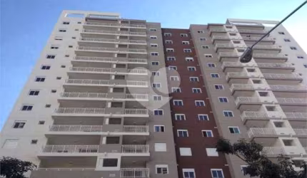 Apartamento no Campo Limpo. Excelente apartamento, 76m² de área útil, amplo living, 3 quartos