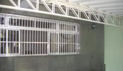 EXCELENTE SOBRADO COM 3 DORMITÓRIOS E EDICULA COM SUITE E SALA COM LAREIRA. 4 VAGAS DE GARAGEM.