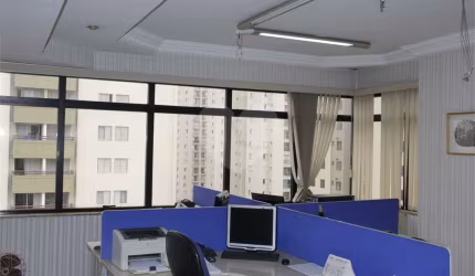 Sala / Conjunto Comercial 52 m² 01 Banheiro 01 Vaga na Saúde com ótima localização - Locação.