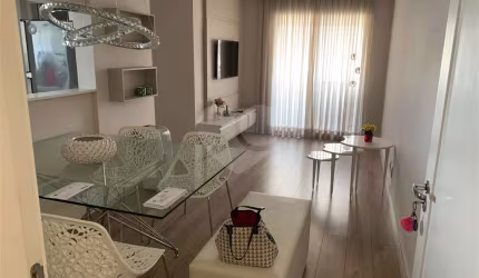 Apartamento com 2 dormitórios, 1 suíte, 1 vaga de garagem e totalmente mobiliado.